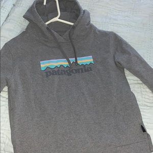 Women’s Patagonia fleece-lined hoodie with pockets